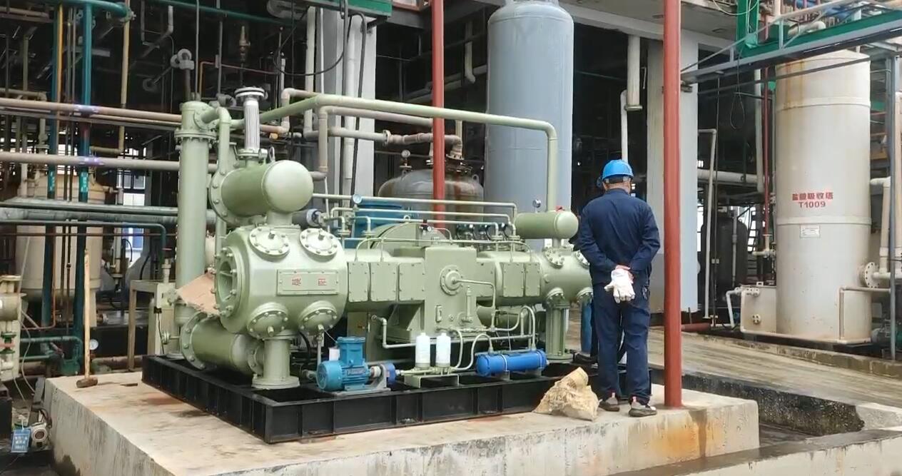 安徽德隆泰-氯化氫二氧化硫混合氣壓縮機(jī)運(yùn)行現(xiàn)場(chǎng)